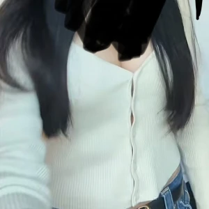 Ljusbeige cardigan topp från H&M - Säljer en ljusbeige cardigan topp ifrån H&M i storlek S. Toppen är Croppad passform snyggt till jeans eller kjol. Materialet är mjukt och stretchigt, perfekt för dig som gillar stilrena och enkla plagg.