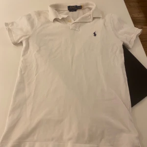 piké från ralph lauren - fin piké från märket ralph lauren, inga defekter och använd fåtal gånger. kan gå ner i pris vid snabb affär!