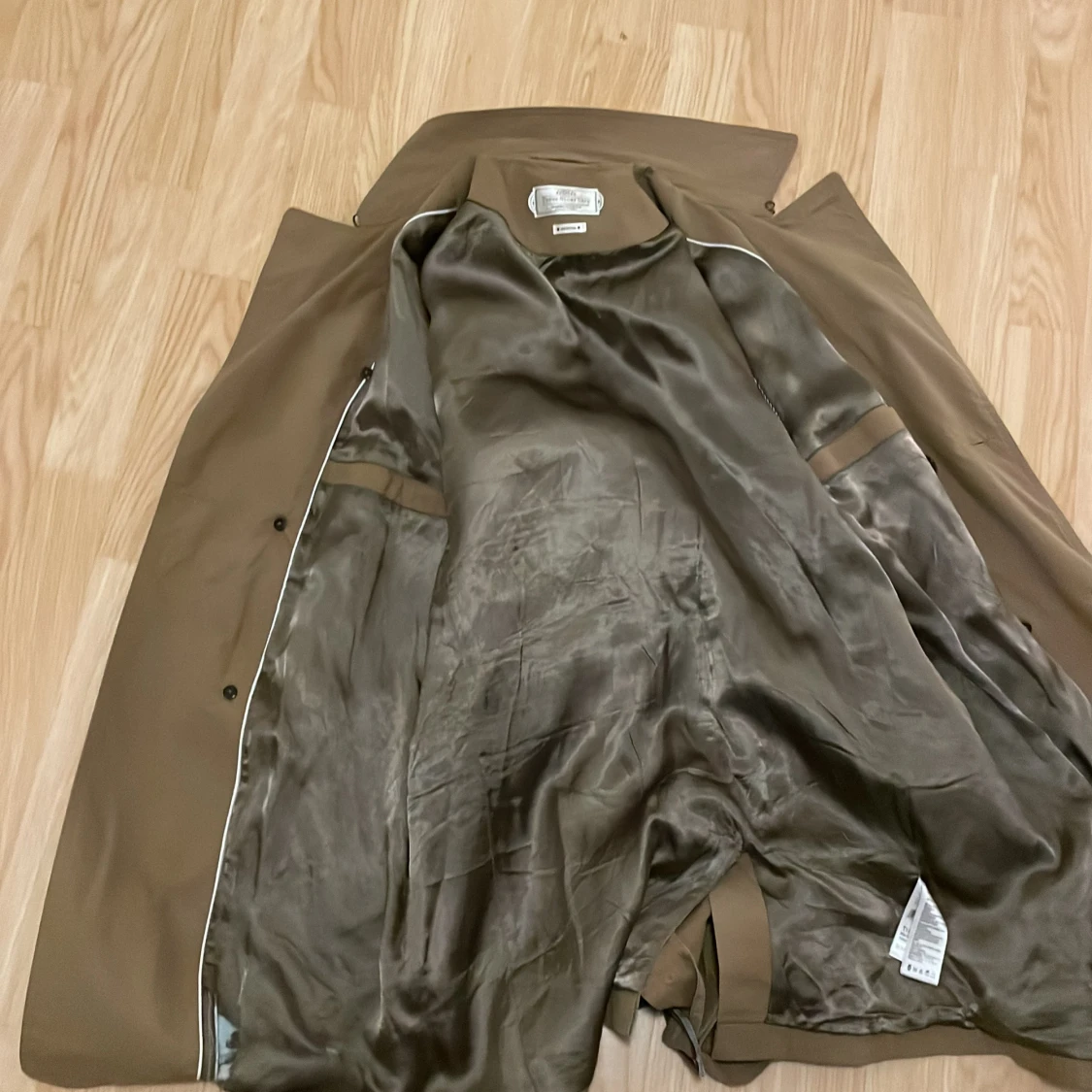 Beige trenchcoat med bälte och knappar - 3