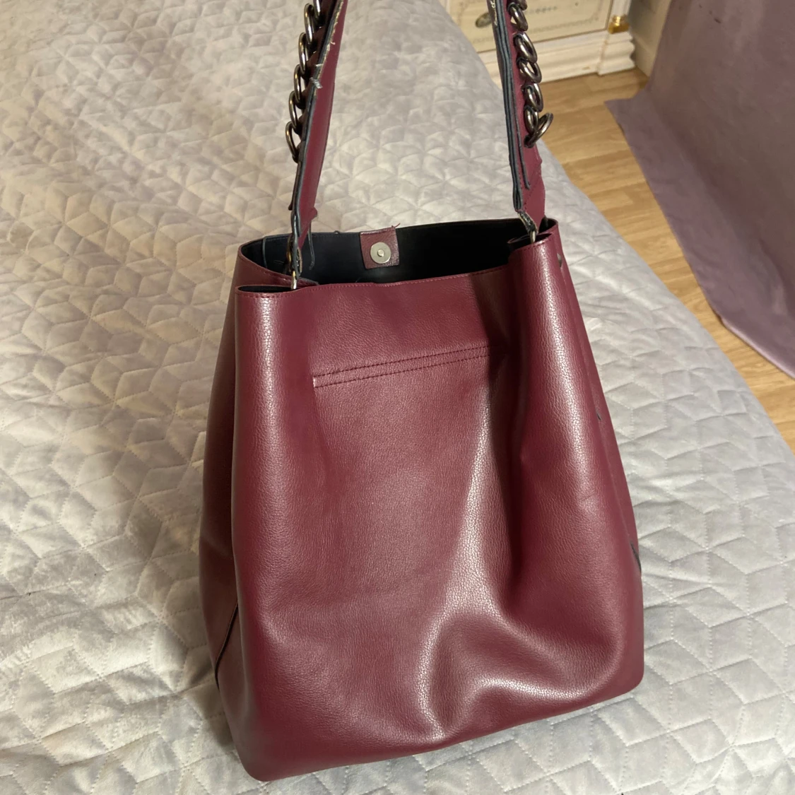 Vinröd axelväska med kedjedetaljer,Oanvänd  - 4
