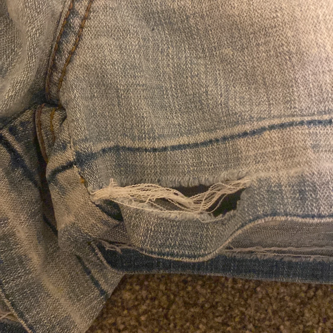 Ljusblå jeansshorts med detaljer - 2