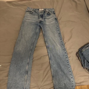 Wide blå jeans från Just Junkies - Säljer ett par ljusblå jeans från Just Junkies i modellen Wider Used Blue. Jeansen har en bred och rak passform med klassisk femficksdesign och är tillverkade i 100% bomull. Perfekt för dig som gillar en avslappnad och trendig look. Priset är inte hugget i sten, kan gå ner i pris vid snabbaffär! 