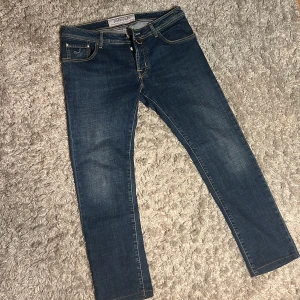 Jacob Cohen 622 - Säljer dessa riktigt snygga Jacob Cohen jeansen i modell 622. De är i bra skick utan defekter och är i storlek 33. Bara att skriva över frågor och funderingar.