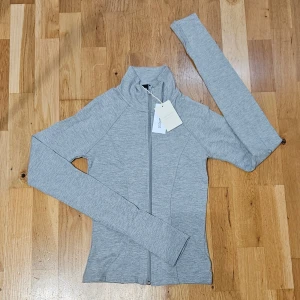 Bbl jacket/yoga jacket - En riktigt fin Bbl jacket / yoga jacket från gina tricot i grått - helt ny med prislapp, storlek XS. Stilren med kroppsnära passform