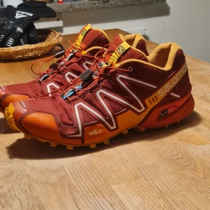 Salomon speedcross 3 - Säljer ett par vandringsskor från Salomon i storlek 46/5 men passar mig som har 45/5, skorna är endast testade och I nyskick utan några som helst defekter! 