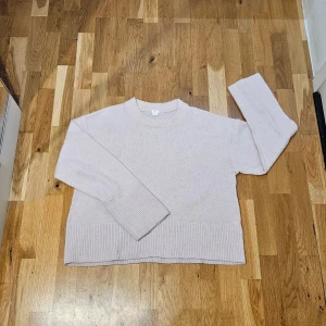 Stickad tröja - gina tricot  - En puderrosa stickad tröja från Gina tricot i storlek 158/164 (motsvarar en XS/S). Helt ny, aldrig använd - prislappen åkt av. Klassisk o stilren