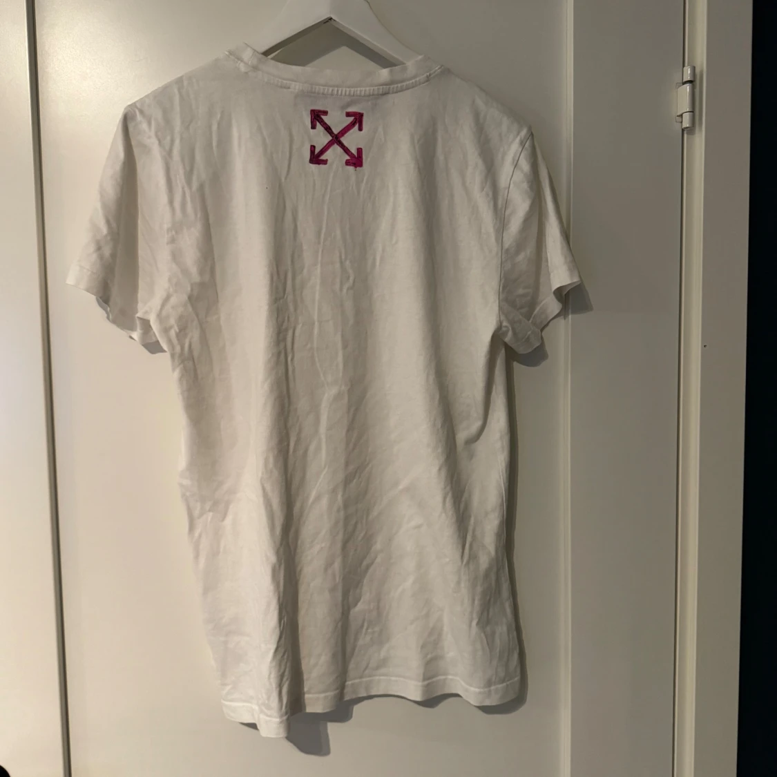 Vit Off-White t-shirt med rosa tryck - 3