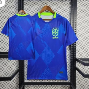 Blå Brasil fotbollströja CBF - Snygg blå fotbollströja från Brasil med CBF-logga och fem stjärnor på bröstet. Tröjan har korta ärmar, neonfärgade detaljer vid kragen och ett grafiskt mönster med olika blå nyanser. Perfekt för dig som vill sticka ut på planen eller heja på Brasilien.