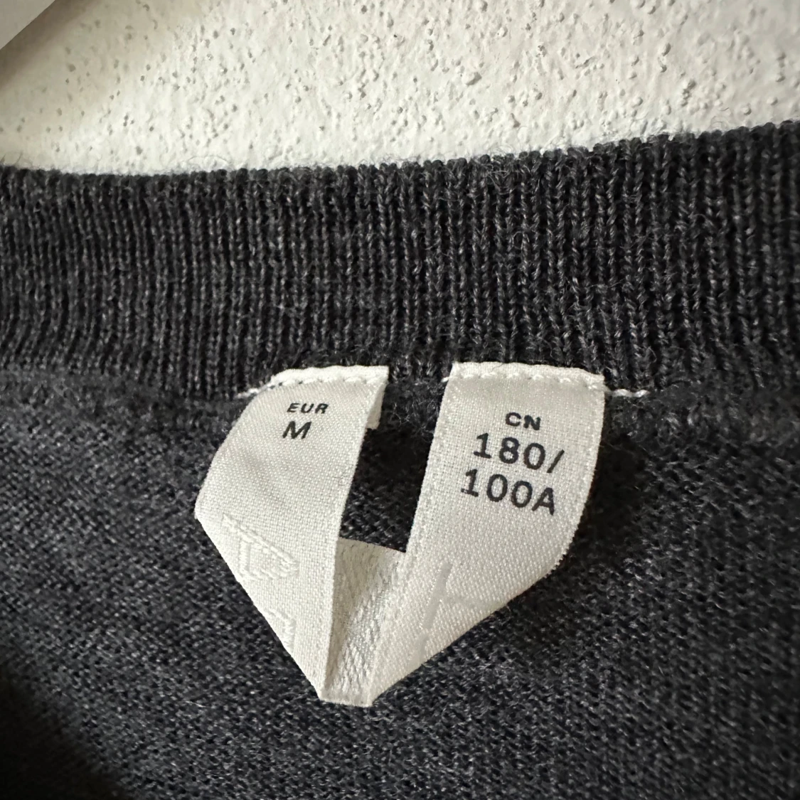 Mörkgrå stickad tröja från ARKET - 2