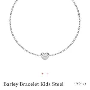 Armband Edblad  - Säljer ett helt helt nytt armband från Edblad med ett litet hjärta på. De är i ”kids” men funkar till ”kvinna” om du har en mindre handled skriv privat för mer frågor osv 