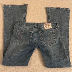 Ultra low waist True religion jeans - Knappt använda jeans i storlek 26.