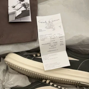 Rick Owens vans - Säljer ett par svarta Rick Owens sneakers med vit kontrastdetalj på sidan och tjock, krämfärgad sula. Skorna har snörning och är tillverkade i skinn med synliga vita sömmar. Snygg, chunky design som sticker ut och passar dig som gillar statement pieces.