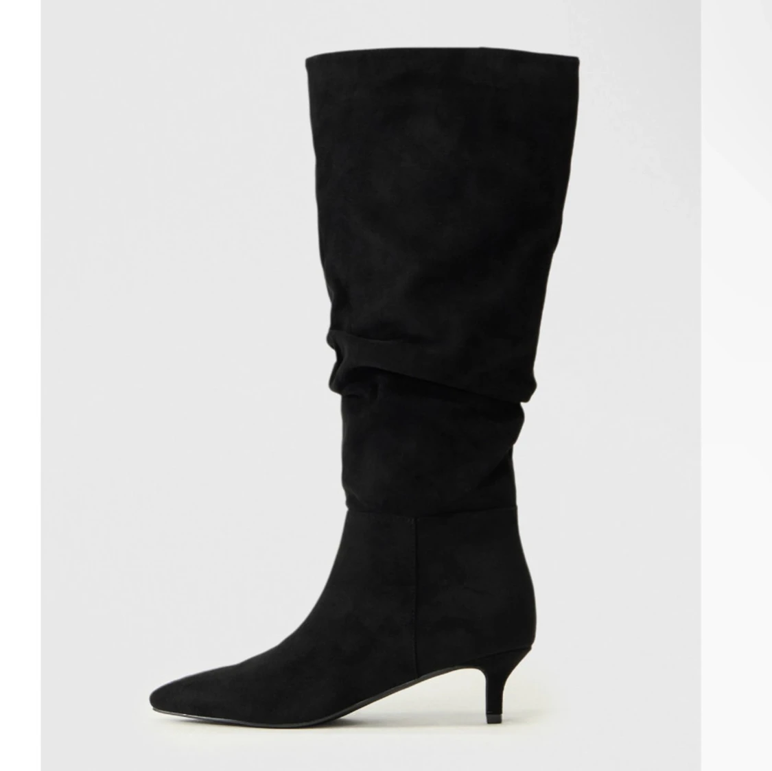 Svarta stövlar med låg klack