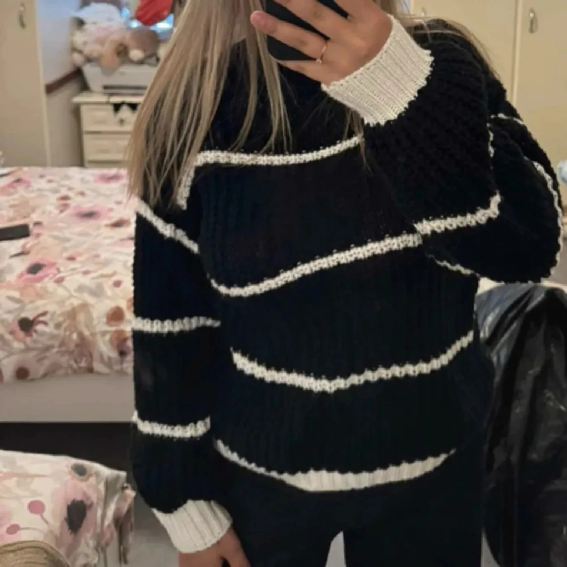 Svart stickad tröja med vita ränder