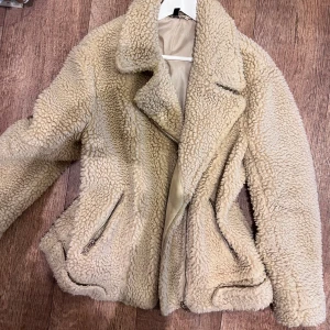 🤍Beige teddyjacka med dragkedjor🤍 - Snygg, slitstark och redo för alla väder! Den här jackan håller dig varm och bekväm, oavsett äventyr. Beställ idag och få snabb leverans!📦  Passa på att kolla in våra andra plagg – perfekt för hela garderoben!