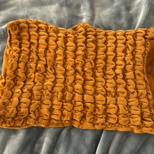 Örngott  - Ett jättefint brunt/ cognac färgat örngott! Perfekt att ha på soffan! Från Ellos! Längd= 35cm Brädd= 50cm😊