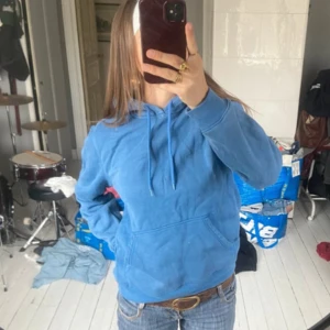 Blå hoodie  - Blå hoodie 