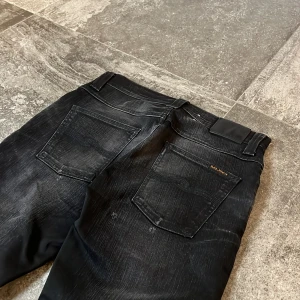 Sample Nudie Jeans - Grim Tim - Tja! säljer mina riktigt snygga sample grim tims, det finns antagligen bara ett 10 tal av denna specifika modell i världen🫡 