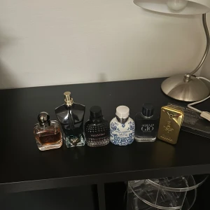 Mix av populära parfymer - Samling med sex trendiga parfymer från kända märken. Perfekt för dig som vill testa olika dofter och hitta din favorit. Jean Paul Gaultier Lebau (70ml)  Emporio Armani Stronger With You (41ml) Valentino born in Roma intense (45ml) Dolce Gabbana light blue summervibe (35ml) ACQUA DI GIO PROFONDO (45ml)  1 MILLION  (40ml 