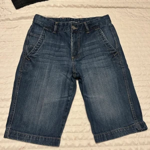 bellbottom jorts  - begagnade använt bellbottom blåa jorts i bra skick. storlek 28