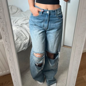 Blå ripped wide jeans PrettyLittleThing 💙 - Superfina blå ripped jeans från PLT i storlek 34, oversized modell. Bra skick 🩵