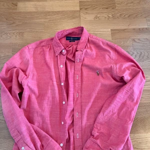 Rosa slim fit skjorta från Ralph Lauren - Snygg rosa skjorta från Ralph Lauren i slim fit-modell. Hör av dig vid frågor🤝