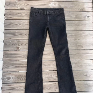 Svarta bootcut jeans - Snygga svarta lågmidjade jeans, pris kan diskuteras. Dom är i ett stretchigt material.                                                                Midja: 39cm Total benlängd: 108cm