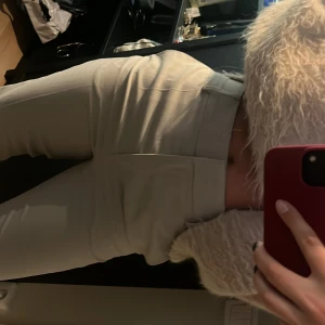 Beige trekvarts kostymbyxor med hög midja - Snygga beige kostymbyxor med hög midja och raka ben. 