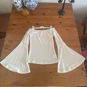 Top - Säljer denna sommar top från bikbok med luftiga armar. Jätte söt men lite nopprig. Köpt på secondhand. 💕