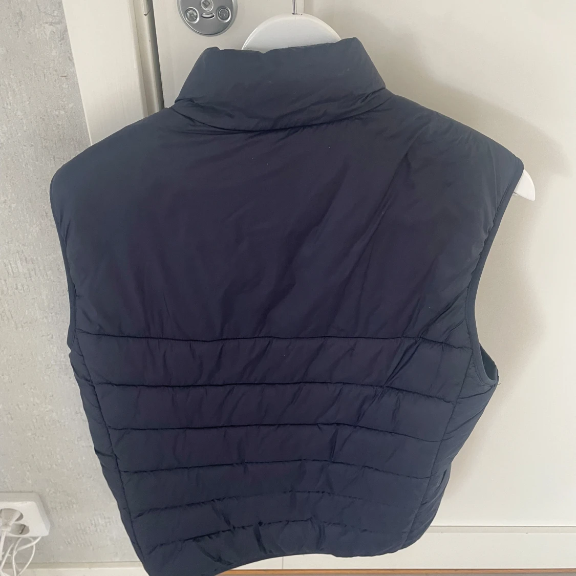 Mörkblå dunväst från Lyle & Scott - 1