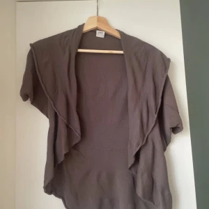 Bolero - Säljer denna snygga finstickade bolero, knappt använd från mina sida men köpt secondhand!