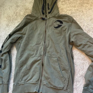 Gasp Hoodie Militärgrön Large - Schysst hoodie från gasp. Använt i ca 1 år. Originalpris: 1999kr