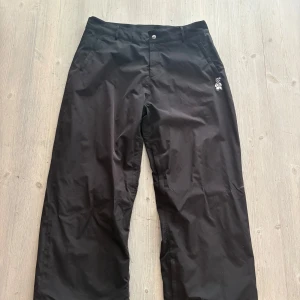 Harlaut byxor - Säljer ett par svarta Harlaut apparel skid byxor, i fint skick. Storlek L.