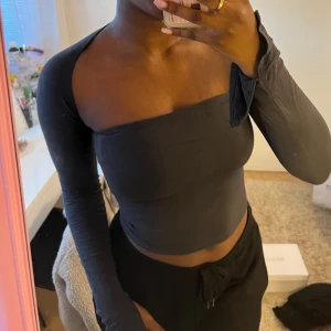 Svart asymmetrisk croppad topp - Strl Xs