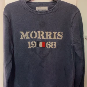 Blå stickad tröja Morris 1968 - Jätte skön tröja med otroligt skönt material 