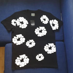 Svart D3nim tears T-shirt - Svartvit denim tears T shirt i perfekt skick helt nytt och helt oanvänd