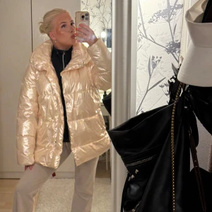 Puffjacka  - Säljer denna jacka från ”DeFacto”. Köpt för 1350kr, jätte fint skick! Endast använd ett par gånger. 🌸 Bra kvalité och håller värmen väldigt bra.