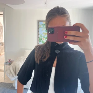 Svart trekvartsärmad kofta - Såå cool trekvartsärmad kofta. Älskar🥰🥰