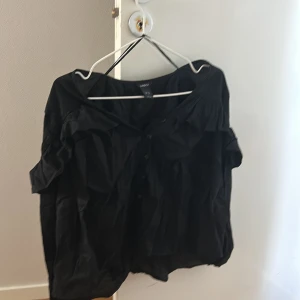 Svart söt blus  - Vinter blus, lite skrinklig men behöver bara strikas. väldigt fin på.