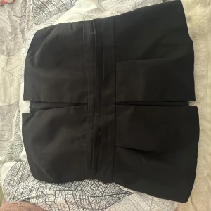 Svart off shoulder med dragkedja - Snygg svart off-shoulder. Toppen har en synlig dragkedja bak som ger en cool detalj. Passformen är normal och materialet känns som bomull eller polyester. 💞