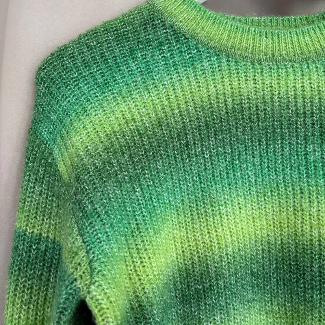 Randig grön stickad tröja från NA-KD - 1