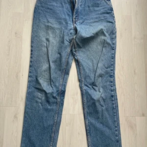 Levi's 531 blå jeans med råa kanter - Säljer ett par klassiska Levi's 531 jeans i ljusblå denim. De har rak passform, fem fickor och råa, fransiga benslut för en avslappnad vibe. Perfekta för dig som gillar vintagekänsla och tidlös stil.