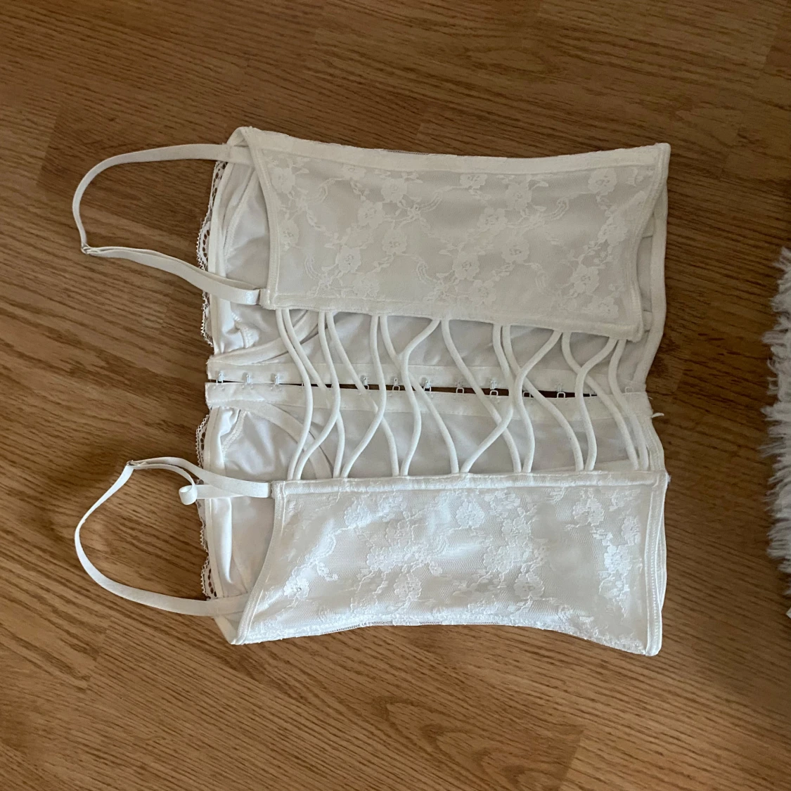 Vit spetskorsett - 1