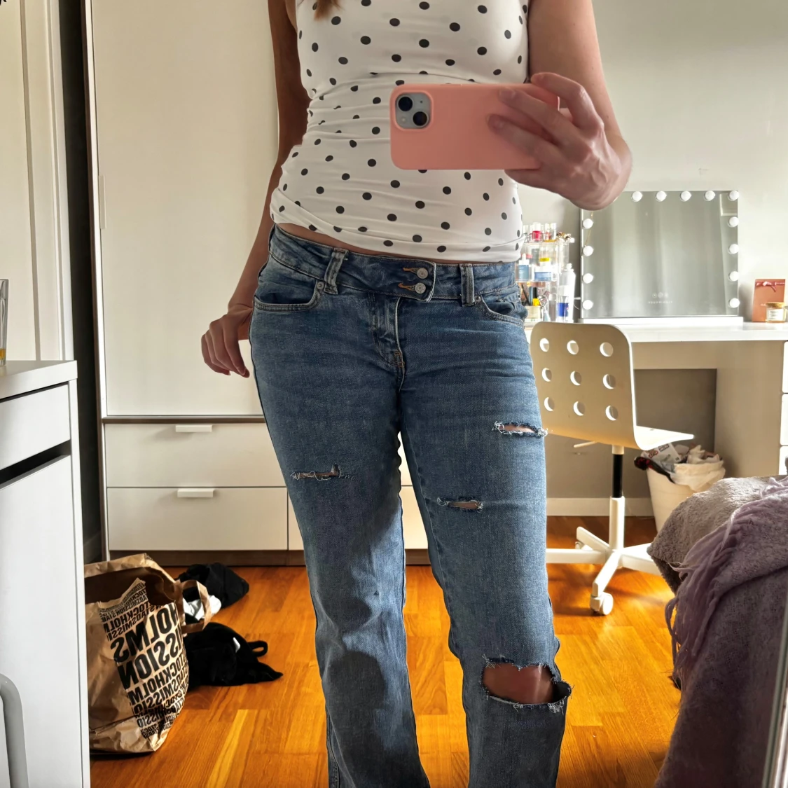 Blå slitna bootcut jeans