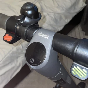 Ninebot  - Hej! Vill gärna sälja min ninebot har bara använd den några månader priset kan vi Diskutera den åker 20 Km/h och mil 3 bor i Gävle om ni har några frågor skriv ba i privat 