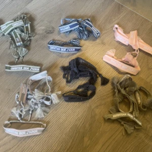Dior armband Köp ej denna annons🛑 - Kolla min profil för alla annonser. Köp ej denna annons. Dom kostar 130 styck. 