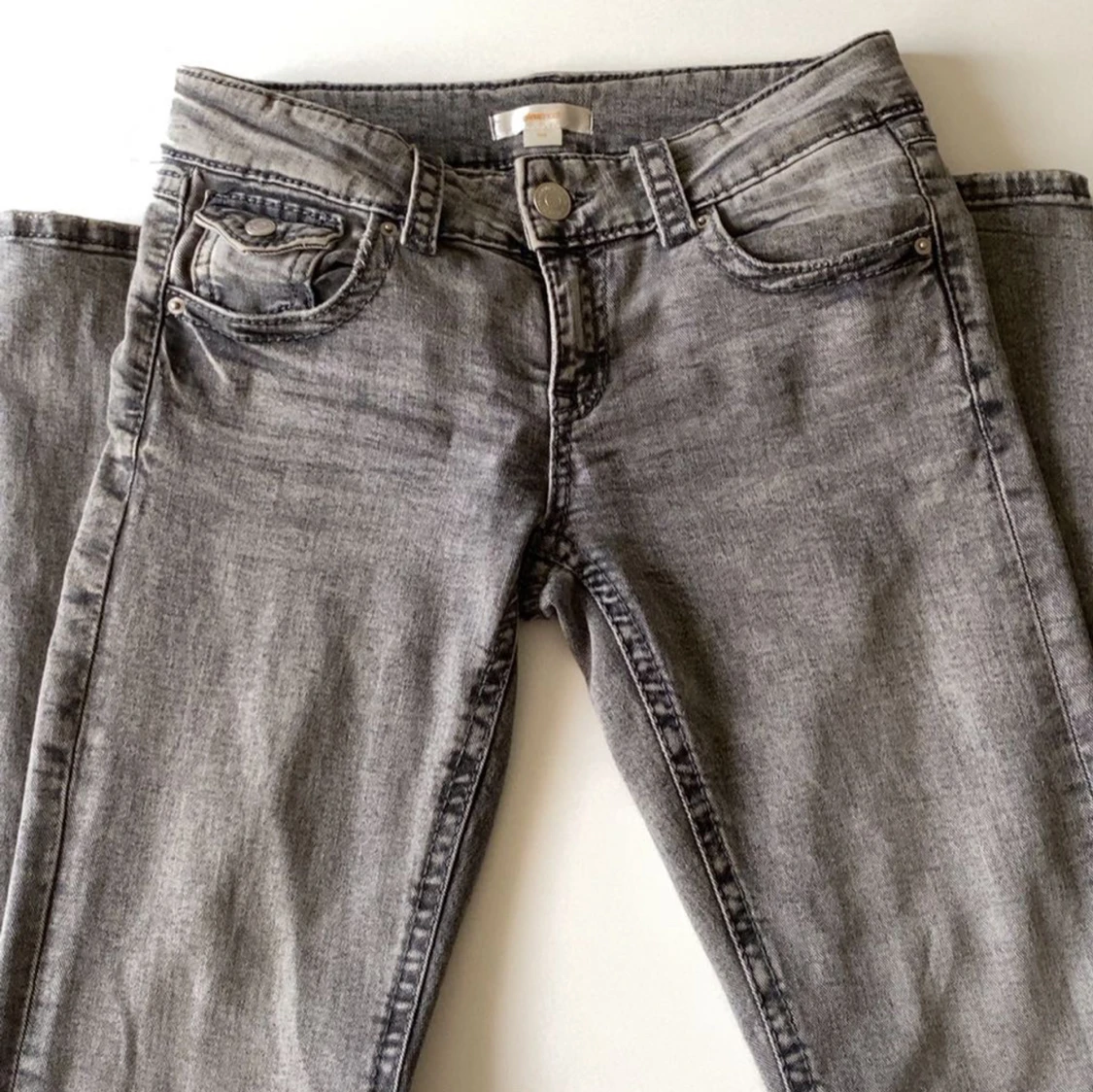 Grå bootcut jeans från Gina Tricot - 2