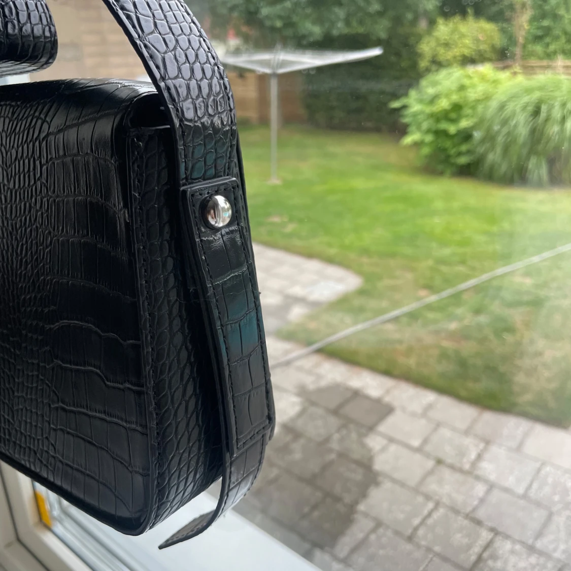 Svart axelväska från Bik Bok - 1