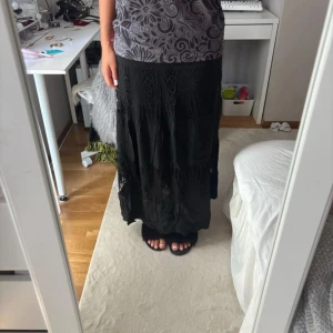 Svart långkjol med spetsdetaljer - Lång spets kjol jag köpte på en marknad i Frankrike men inte längre kommer till användning💕