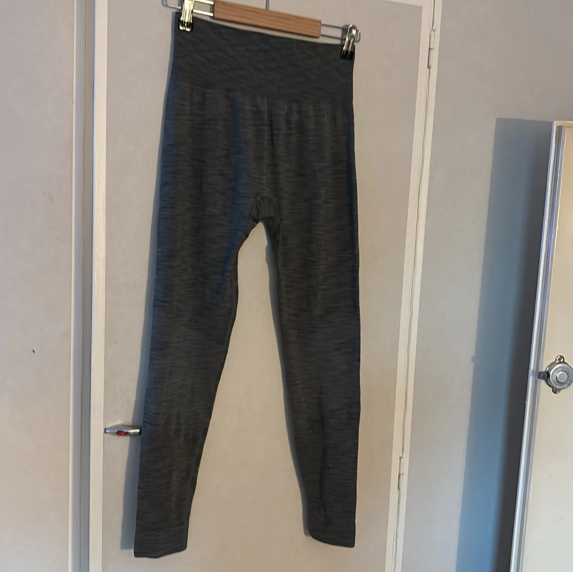 Mörkgrå träningsbyxor från Pierre Robert - 2